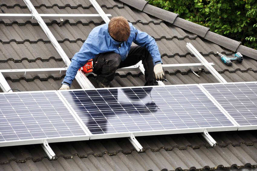 Pose de panneaux solaires photovoltaïques sur toiture