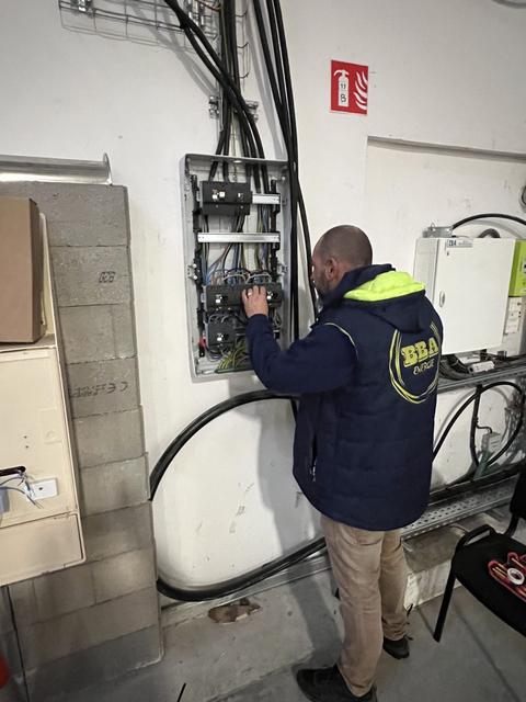 Technicien BBA Energie intervenant sur un coffret de distribution