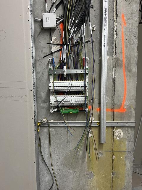 Tableau électrique en cours de raccordement sur chantier neuf