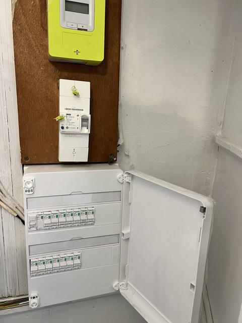 Tableau électrique neuf installé en remplacement d'un ancien