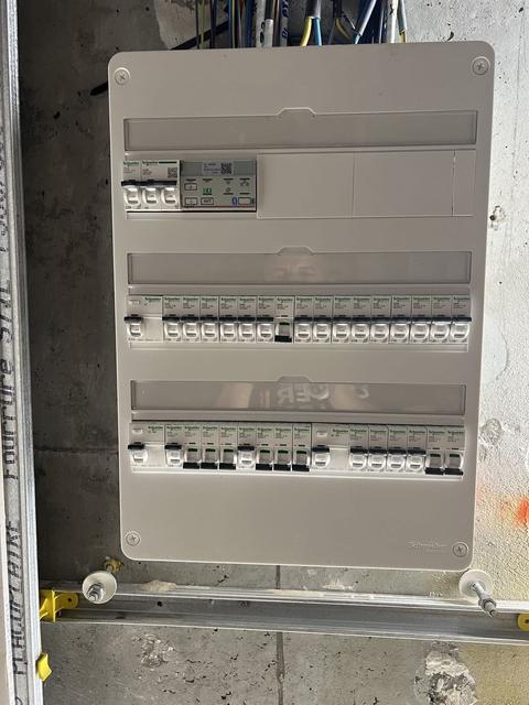 Tableau électrique avec passerelle connectée installé par BBA Energie